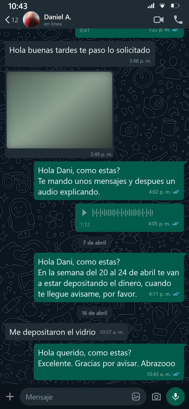Daniel consulta si su póliza cubre el parabrisas rajado. Firme le avisa en qué semana le van a depositar, y él confirma: “me depositaron el vidrio”.